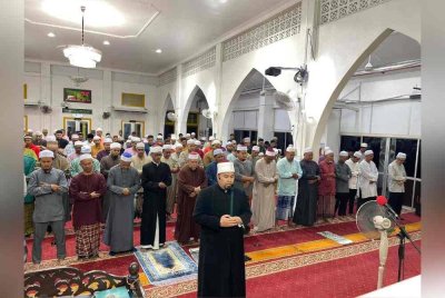 Jemaah Masjid Tengku Muhammad Faris Petra Bandar Kuala Krai. Suara imam yang merdu menambah khusyuk para jemaah.