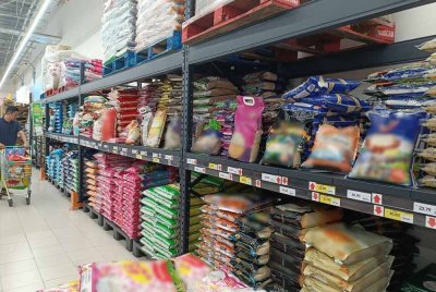 Tinjauan di beberapa pasar raya menunjukkan hanya beras import yang didapati di rak jualan.