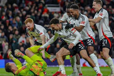 Leno dirai pemain Fulham selepas muncul wira Cottagers ketika menyingkirkan United dalam perlawanan pusingan kelima Piala FA di Old Trafford pada Isnin. Foto: Agensi
