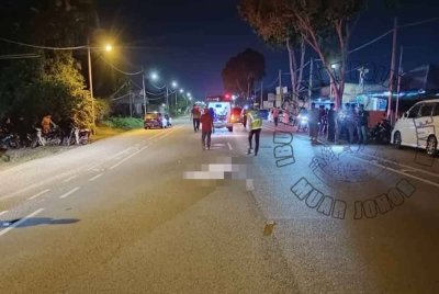 Mangsa berusia 82 tahun tercampak ke cermin hadapan sebelum terjatuh ke atas jalan raya dan meninggal dunia di tempat kejadian akibat cedera parah.