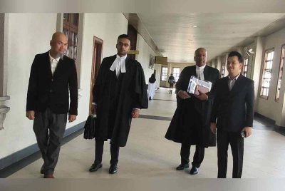 Mohd Fami (kiri) dan Wan Ahmad Farhaan (kanan) hadir ke Mahkamah Tinggi Kuala Lumpur pada Isnin bersama peguam mereka, kekal dibebaskan atas tuduhan menipu.