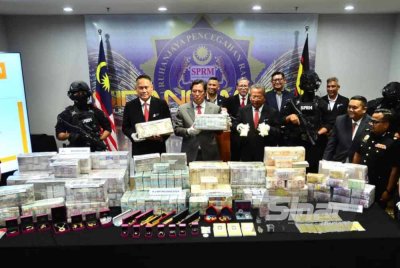 Azam Baki pada sidang media kes rasuah dan pengubahan wang haram membabitkan bekas Perdana Menteri, Datuk Seri Ismail Sabri Yaakob. - Foto Sinar Harian/ASRIL ASWANDI SHUKOR