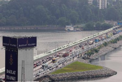 Kerajaan akan memperluas penggunaan kod respons pantas (QR) bagi urusan Imigresen di Bangunan Sultan Iskandar (BSI) dan Kompleks Sultan Abu Bakar (KSAB) di Johor kepada kereta tahun ini. Foto Bernama