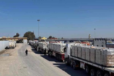 Konvoi trak bantuan kemanusiaan terkandas di lintasan Rafah di bahagian sempadan Mesir pada Ahad selepas sekatan itu diumumkan Tel Aviv.
