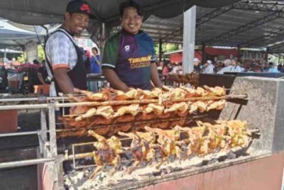 Sebanyak 300 ekor ayam bakar habis dijual dalam tempoh tidak sampai satu jam sejak mula dijual pada jam 3.30 petang. - Foto Awani