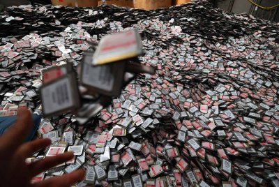 Barangan elektrik dan elektronik terpakai yang belum diproses kelihatan di sebuah kilang seluas 16 padang bola sepak ketika serbuan oleh Suruhanjaya Pencegahan Rasuah Malaysia (SPRM) dan Jabatan Imigresen baru-baru ini