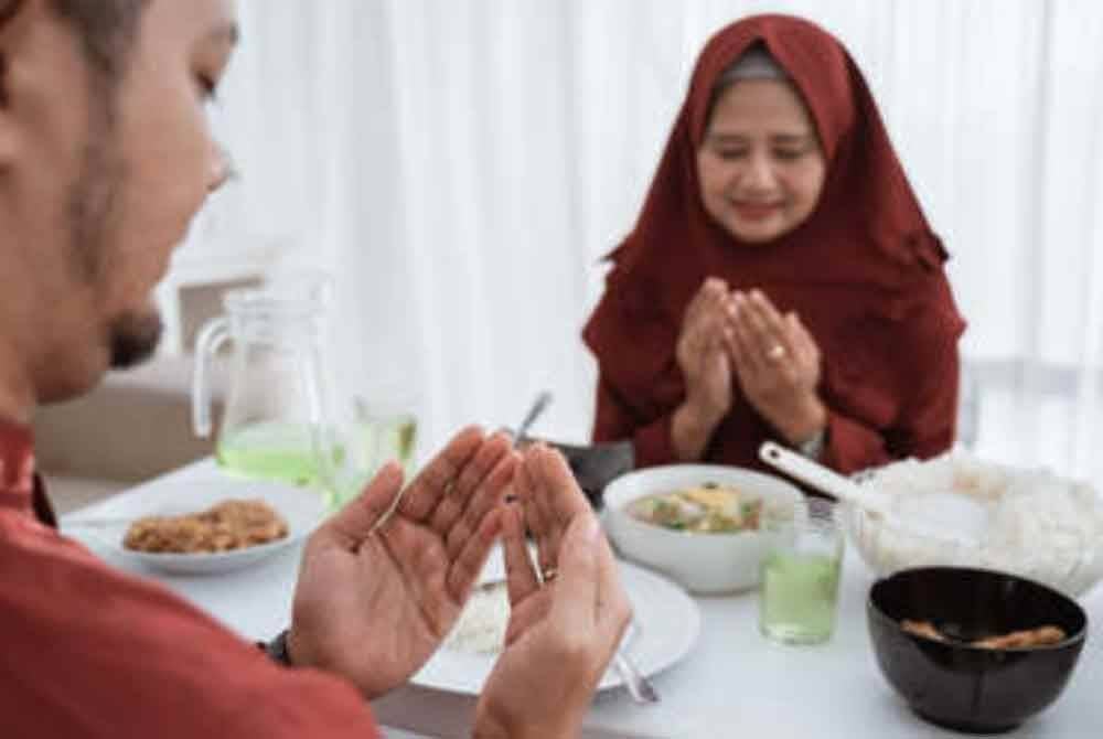 Budaya yang agak baharu sekarang, orang pulang ke kampung menyambut hari pertama puasa.