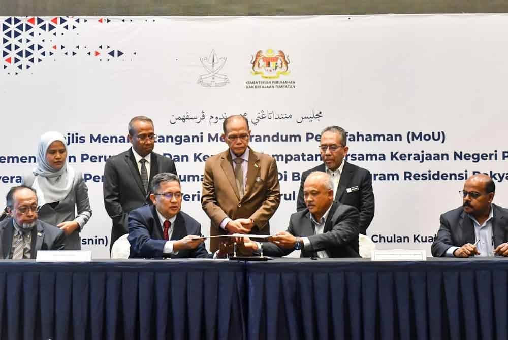 Menteri Besar Pahang, Datuk Seri Wan Rosdy Wan Ismail (tengah) menyaksikan MoU antara kerajaan negeri dan KPKT pada Isnin.