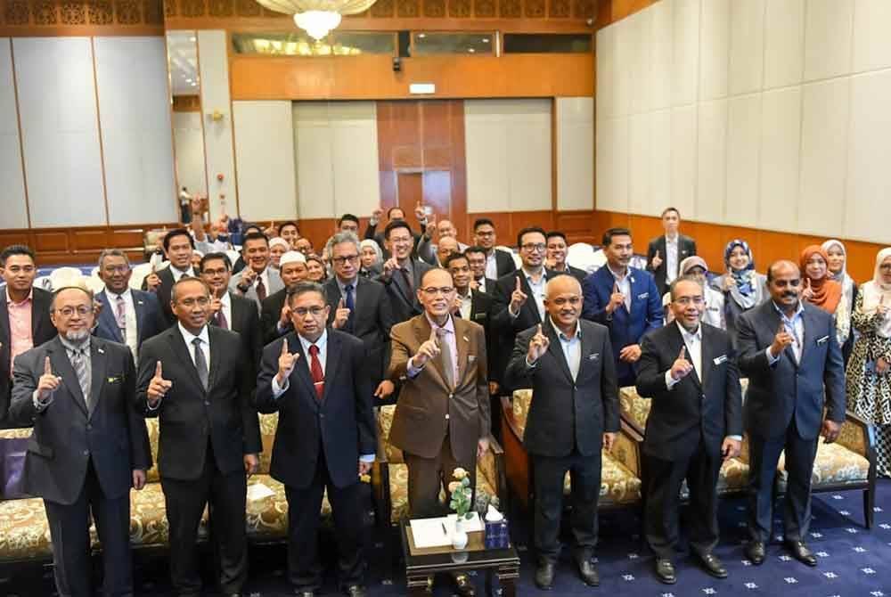 Menteri Besar Pahang, Datuk Seri Wan Rosdy Wan Ismail (tengah) bergambar bersama pegawai kerajaan negeri dan KPKT selepas menyaksikan MoU antara kedua-dua pihak pada Isnin.