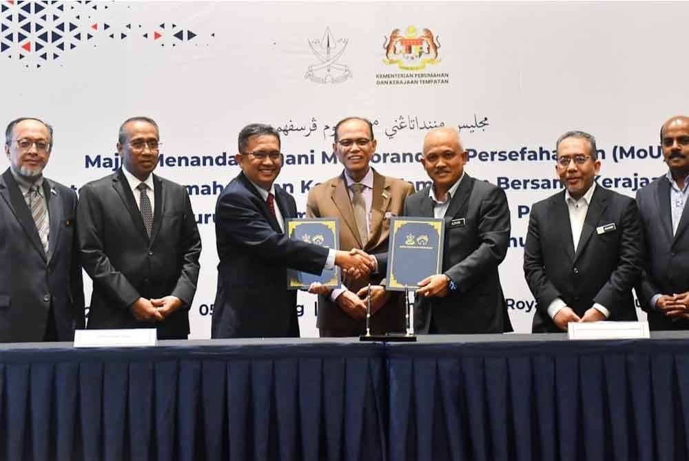 Menyaksikan MoU antara kerajaan negeri dan KPKT di KL, pada Isnin. - Gambar Unit Media Pahang