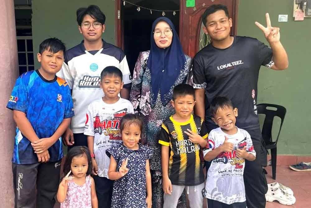 Nurulnoorazlina Che Nazlan, 37, bersama anak-anaknya. Foto Bernama