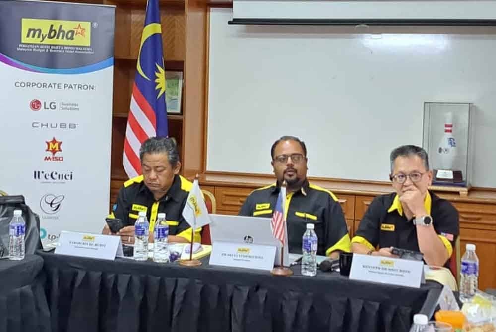 Sri Ganesh (tengah) mempersoalkan fi lesen hotel yang dikenakan melampau.