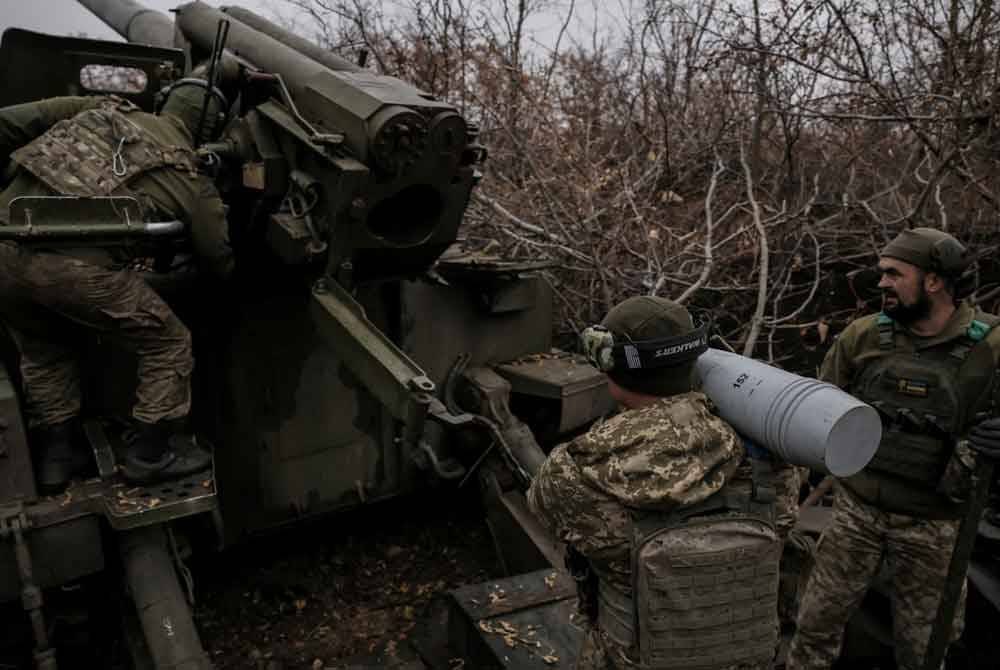 Donald Trump menggantung sementara bantuan ketenteraan kepada Ukraine.