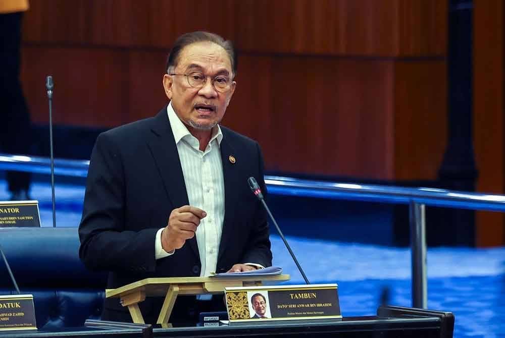 Anwar ketika sesi jawab lisan pada Mesyuarat Pertama Penggal Keempat Parlimen ke-15 di Dewan Rakyat pada Selasa. Foto Bernama