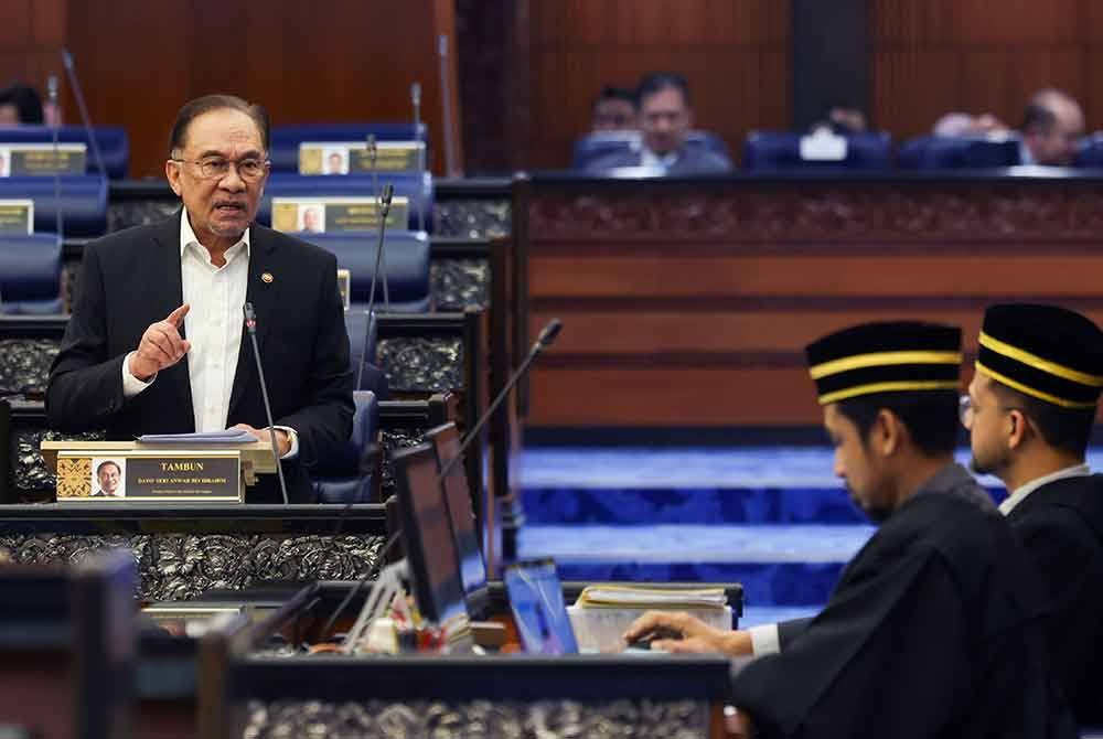 Anwar ketika sesi jawab lisan pada Mesyuarat Pertama Penggal Keempat Parlimen ke-15 di Dewan Rakyat pada Selasa. Foto Bernama
