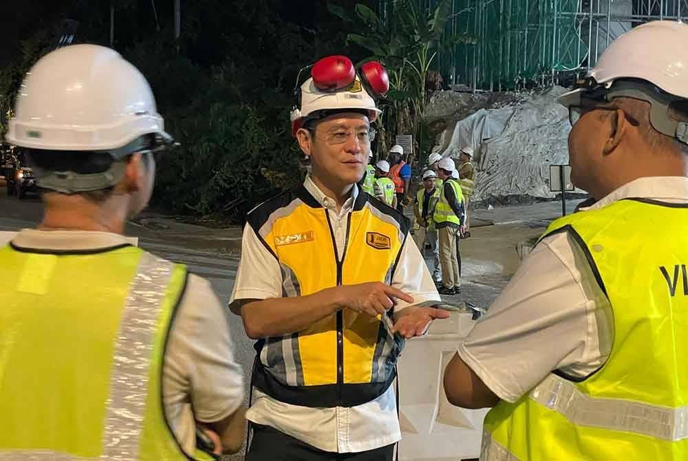 Zairil (tengah) mengadakan lawatan tapak di Gelugor pada malam Isnin.