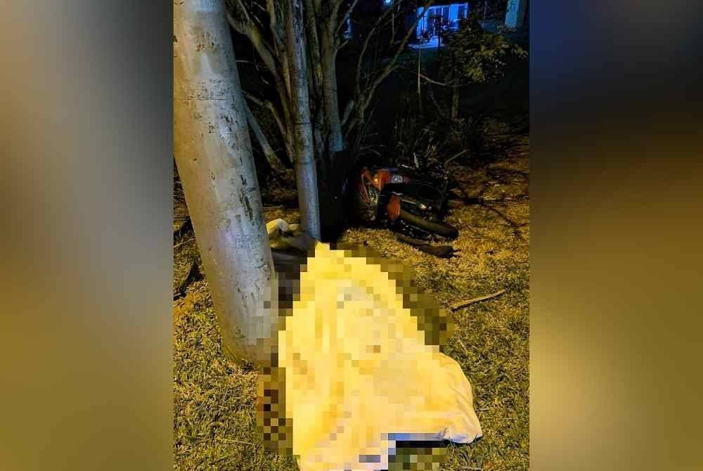 Mangsa meninggal dunia akibat kecederaan parah di kepala dalam kemalangan di hadapan SK Datuk Haji Baginda, Merlimau, di sini, pada awal pagi Selasa.