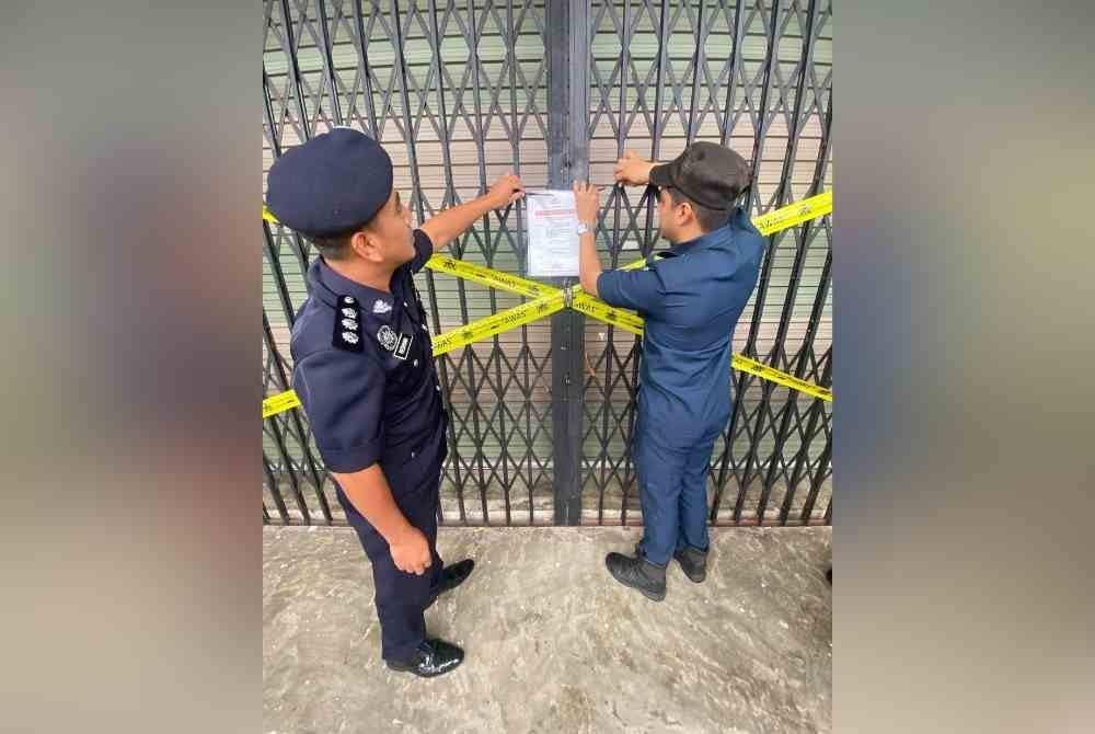 Lapan premis lain dibatalkan lesen perniagaan dalam operasi yang dijalankan serentak di seluruh Johor hujung bulan lalu. - Foto IPK Johor