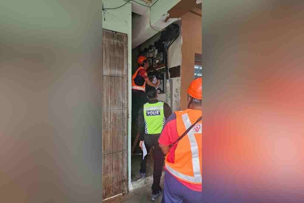 Operasi pemotongan bekalan elektrik terhadap premis perjudian tanpa lesen dalam talian dijalankan serentak di seluruh Johor pada 25 dan 26 Februari lalu.- Foto IPK Johor