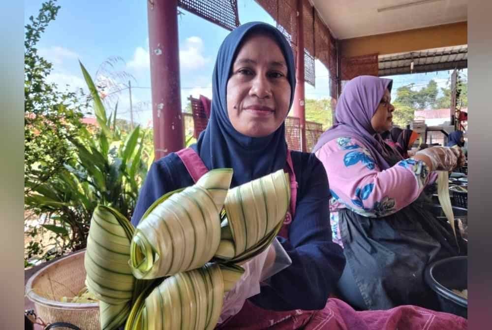 Hariza menunjukkan daun palas yang digunakan untuk membungkus ketupat.
