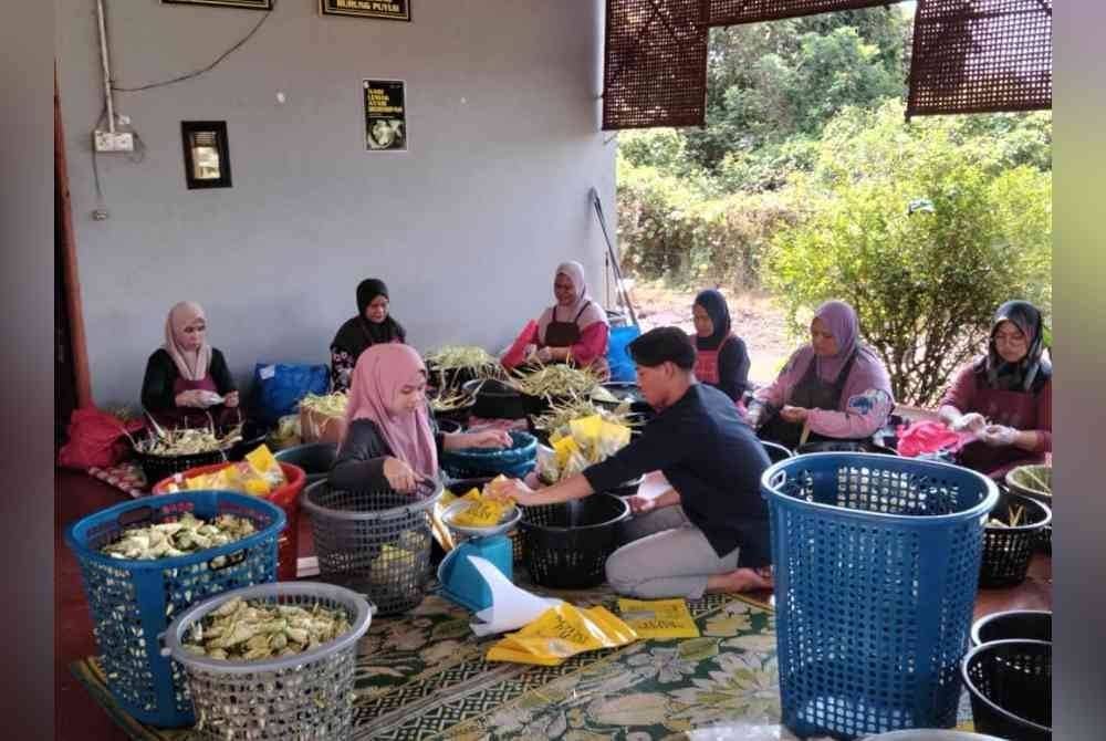 Antara suri rumah yang mengambil upah membungkus ketupat palas.