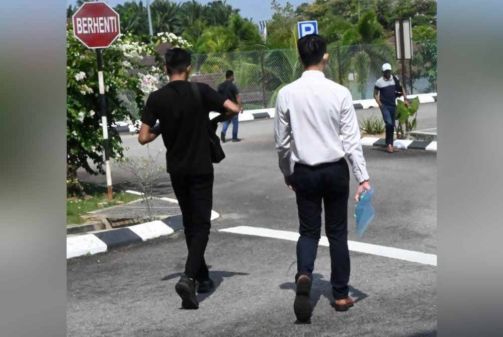 Chee Keong (kanan) didakwa di Mahkamah Majistret Alor Gajah pada Selasa.