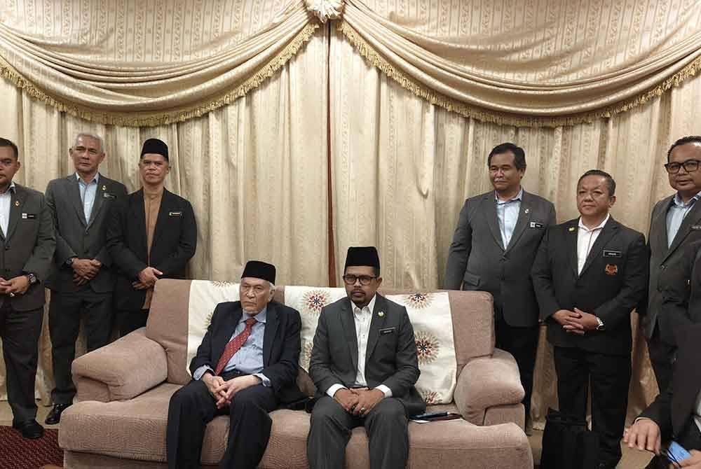 Adnan (kanan, duduk) ditemui pada Pelancaran Bulan Wakaf Peringkat Negeri Sembilan di Klana Resort pada Selasa.