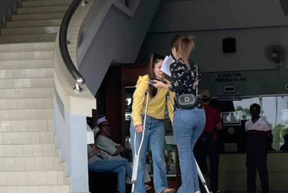 Tertuduh hadir ke mahkamah dengan memakai tongkat pada Selasa.