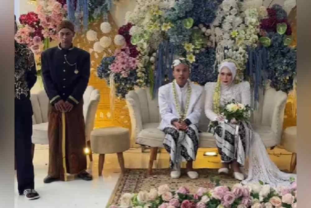 Pasangan ini tetap melangsungkan perkahwinan mengikut adat Jawa pada hari pertama puasa.