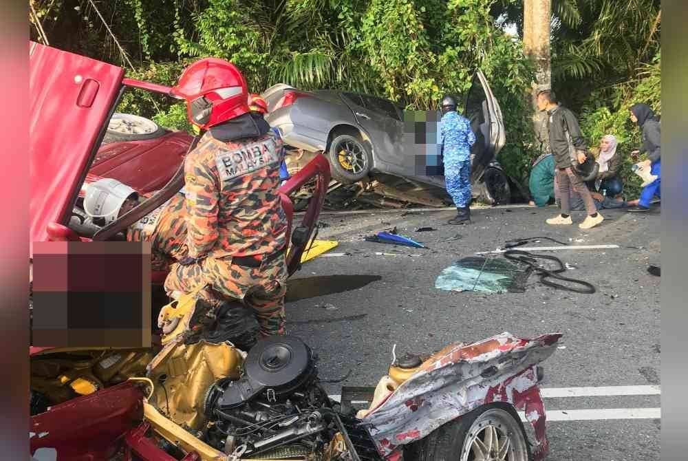 Nahas dua kereta di Batu 4, Jalan Kota Tinggi pada pagi Selasa mengorbankan dua nyawa pada Ramadan ketiga. - Foto JBPM Johor