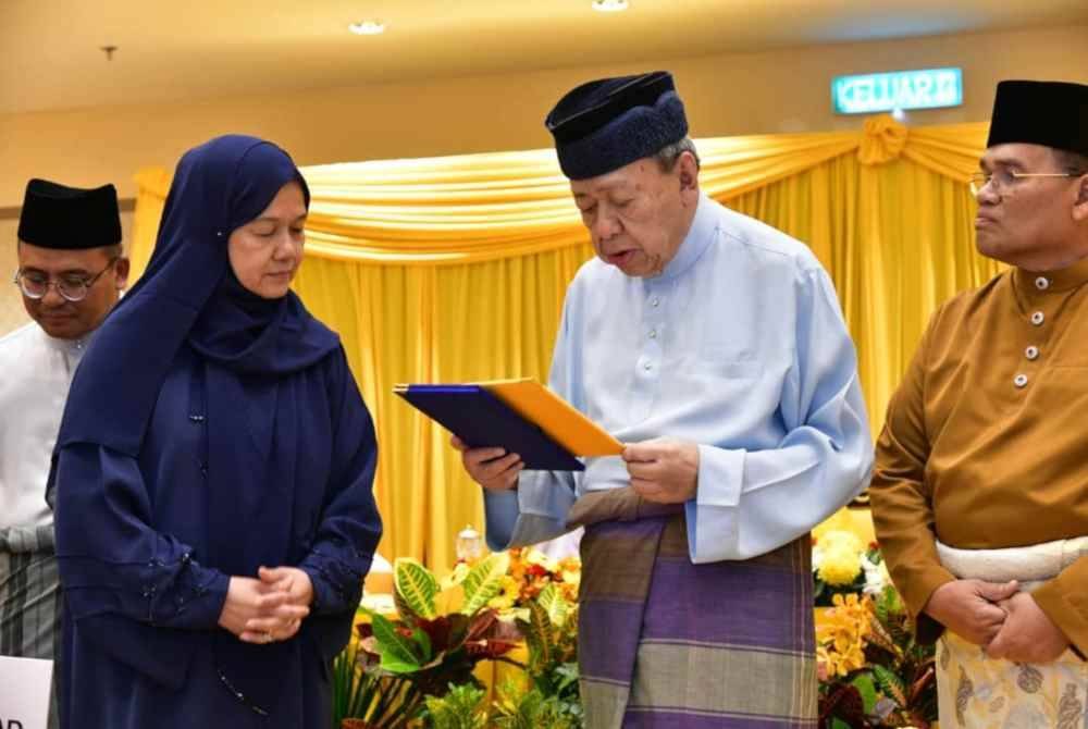 Sultan Sharafuddin berkenaan menerima zakat perniagaan yang disumbangkan Worldwide Holdings kepada Lembaga Zakat Selangor.