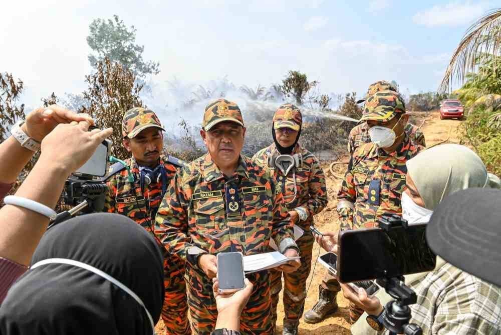 Mohd Razam ketika ditemui pemberita di lokasi ladang kelapa terbakar pada Selasa.