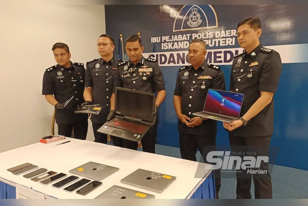 Kumarasan (tengah) menunjukkan peralatan yang dirampas dalam operasi pada sidang media di IPD Iskandar Puteri pada Selasa.