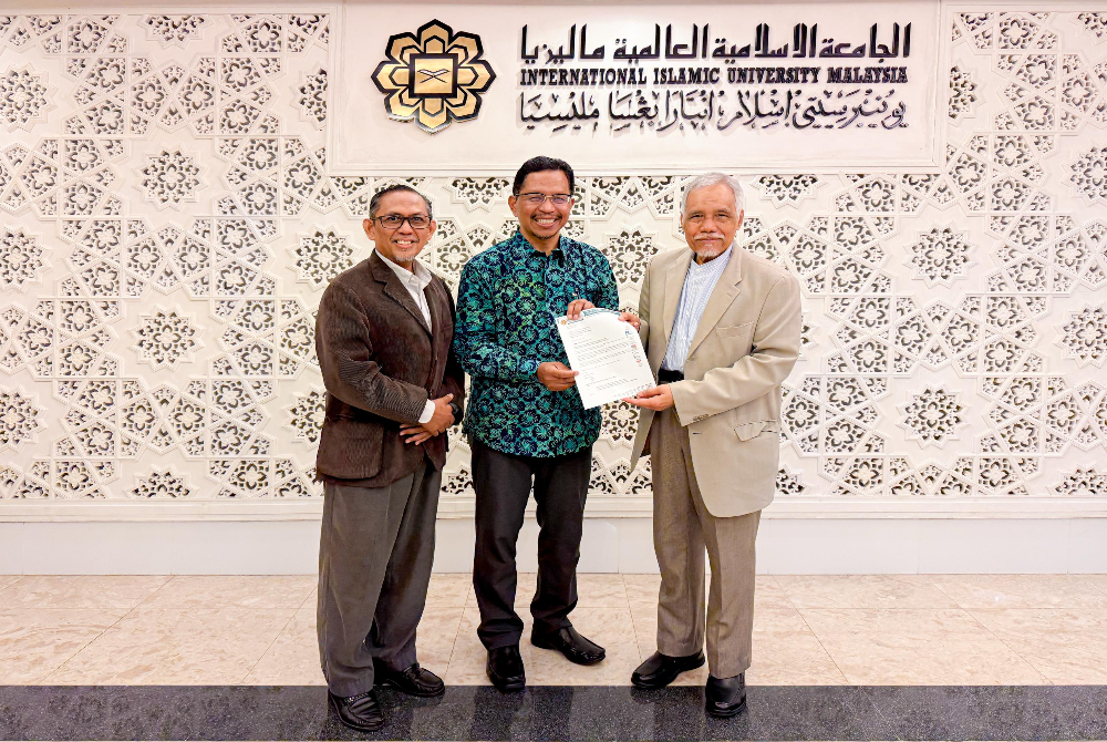 Datuk Seri Dr Zaini Ujang (tengah) menerima surat lantikan sebagai Profesor Felo dari Rektor UIAM Profesor Emeritus Datuk Dr Osman Bakar(Kanan) disaksikan oleh Timbalan Rektor(Hal Ehwal Pelajar & Libatsama Komuniti)UIAM, Profesor Datuk Dr Mohamad Fauzan Noordin (kiri).