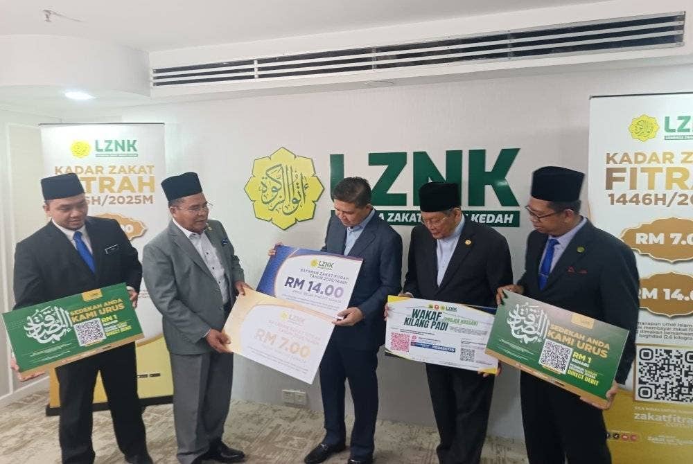 Zakaria (dua kiri) menunjukkan kadar zakat di Kedah sambil disaksikan Norizan (tengah) dan Fadzil (dua kanan) di Wisma Zakat Kedah, di sini, pada Selasa.