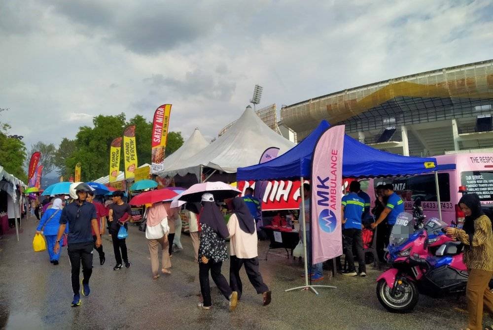 Khemah khas perubatan dan ambulans disediakan di hadapan laluan masuk ke Bazar Ramadan Pekarangan Stadium Perak di sini.