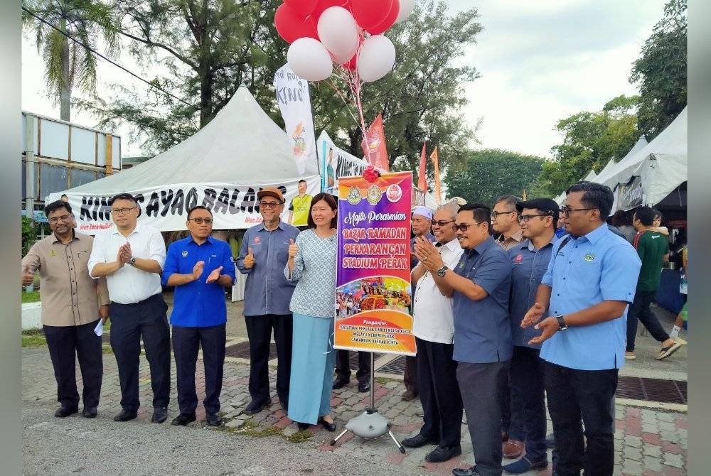 Sandrea (lima dari kiri) ketika menyempurnakan Majlis Perasmian Bazar Ramadan Pekarangan Stadium Perak di sini pada Selasa.