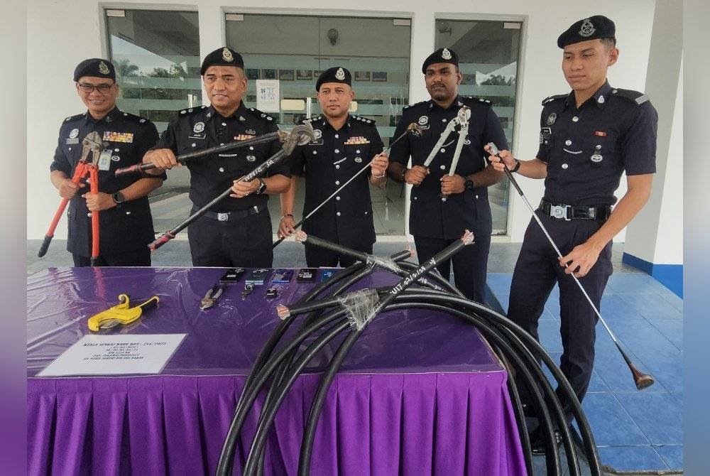 Ashari (dua dari kiri) menunjukkan peralatan yang disyaki digunakan untuk melakukan jenayah itu.