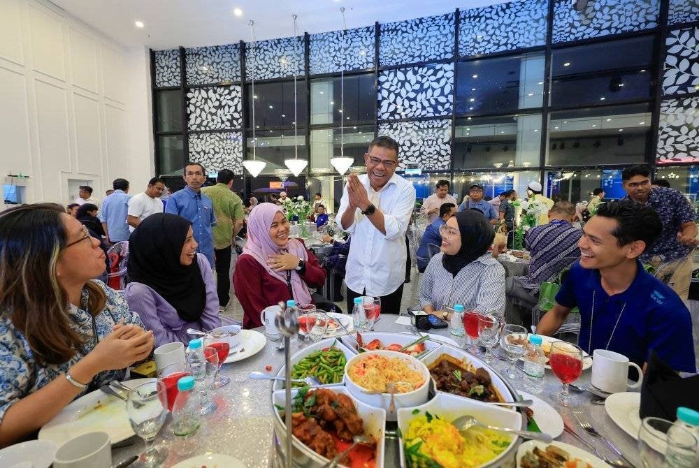 Saifuddin Nasution (tengah) beramah mesra bersama wakil media yang hadir pada Majlis Iftar Menteri Dalam Negeri Bersama Media pada Selasa. Foto Bernama