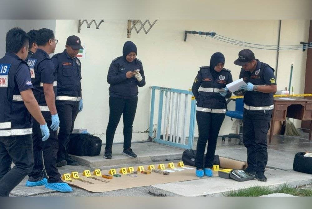 Polis menjalankan siasatan di lokasi kejadian selepas menerima laporan mengenai penemuan beg berisi peluru.