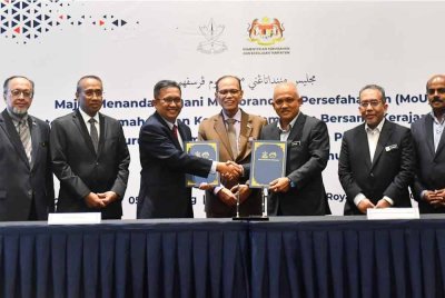 Menyaksikan MoU antara kerajaan negeri dan KPKT di KL, pada Isnin. - Gambar Unit Media Pahang