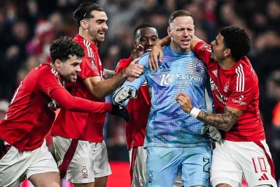 Sels meraikan kejayaan bersama pemain Forest selepas perlawanan. Foto Agensi