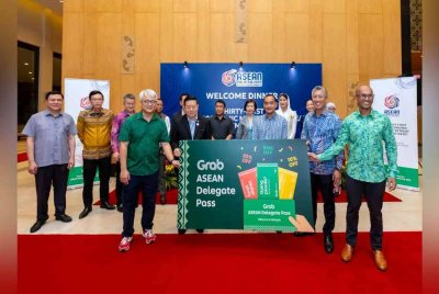 (Depan, dari kiri) Pengarah Urusan Hal Ehwal Awam Grab, Lim Yew Heng; Setiausaha Agung ASEAN; Dr Kao Kim Hourn; Menteri Besar Johor, Datuk Onn Hafiz Ghazi; Tengku Zafrul dan Rashid.