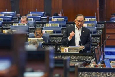 Anwar ketika sesi jawab lisan pada Mesyuarat Pertama Penggal Keempat Parlimen ke-15 di Dewan Rakyat pada Selasa. Foto Bernama