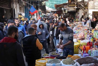 Peniaga di tepi jalan kembali menjual pelbagai barangan termasuk bahan masakan di pasar lama Zawiya di Bandar Gaza.