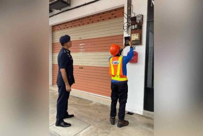 Sebanyak 86 premis perjudian tanpa lesen dipotong bekalan elektrik, manakala lapan premis lain dibatalkan lesen perniagaan dalam operasi yang dijalankan serentak di seluruh Johor hujung bulan lalu. - Foto IPK Johor