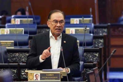 Anwar ketika sesi jawab lisan pada Mesyuarat Pertama Penggal Keempat Parlimen ke-15 di Dewan Rakyat pada Selasa. Foto Bernama