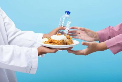 MEMBERI makan kepada orang yang berpuasa adalah sunnah Nabi Muhammad SAW. -Foto: CANVA