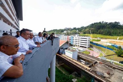 Anthony (dua dari kiri) mengadakan lawatan kerja di Terminal Bersepadu Gombak yang dijangka beroperasi pada 15 Mac ini sebagai tempoh percubaan. Foto Bernama