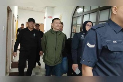 Tertuduh mengaku tidak bersalah atas tuduhan bersama dan berasingan melakukan rompakan berkumpulan.